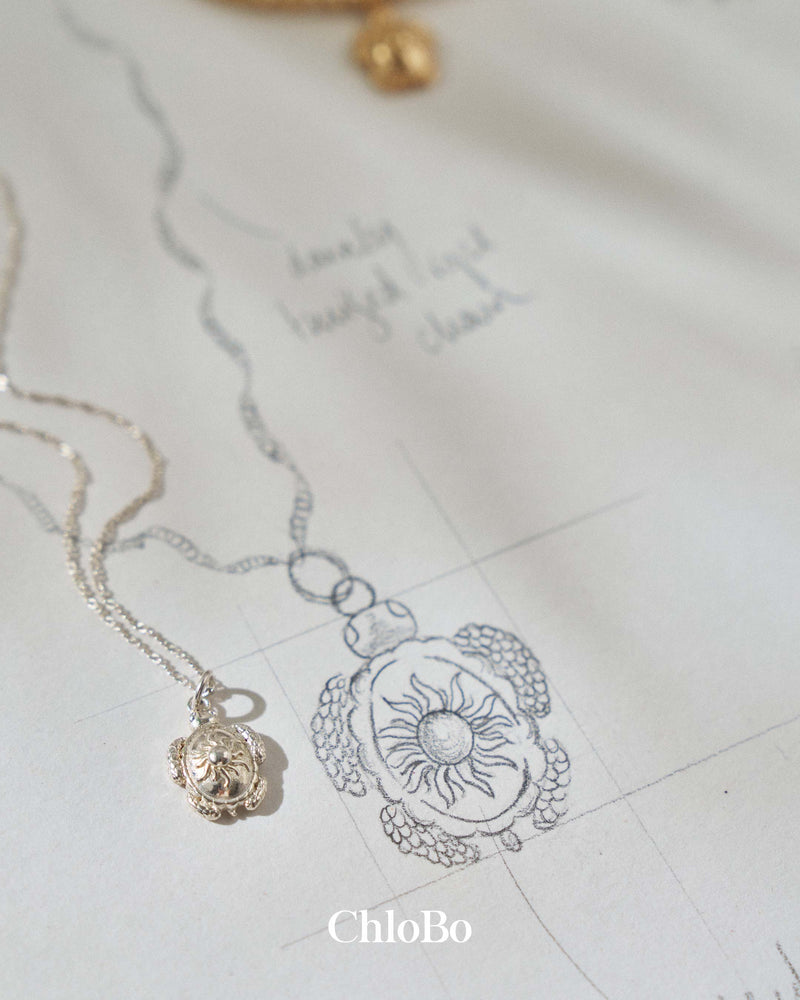 Sheltered Glow Necklace - Silver - SNTRC3504