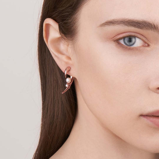 Hooked Pearl Earrings - Rose Gold - CB051.RVNAEOS