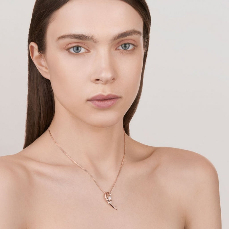 shaun-leane-hooked-pearl-pendant-rose-gold-cb050-rvnanos