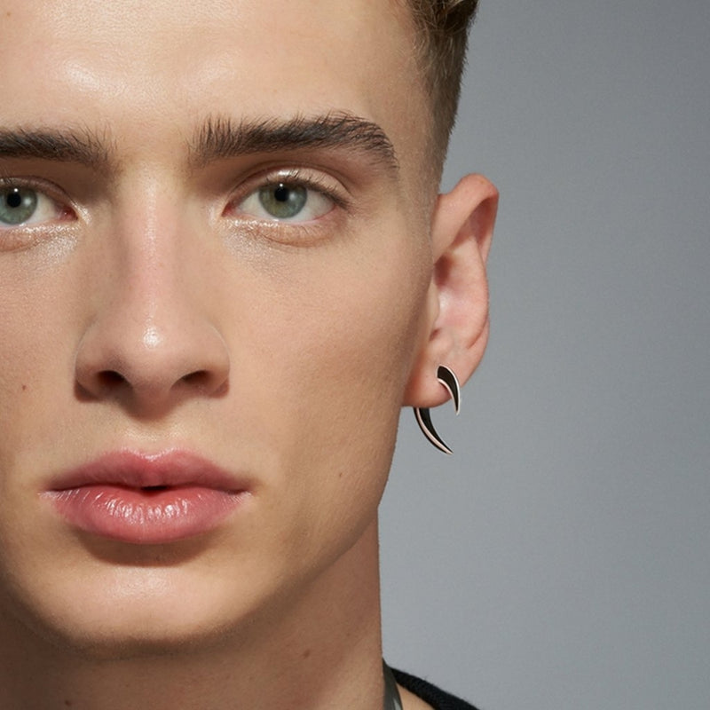 shaun-leane-sabre-deco-talon-earrings-silver-black-sa075-ssbkeos