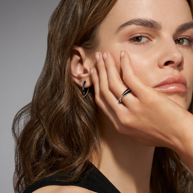 shaun-leane-sabre-deco-talon-earrings-silver-black-sa075-ssbkeos