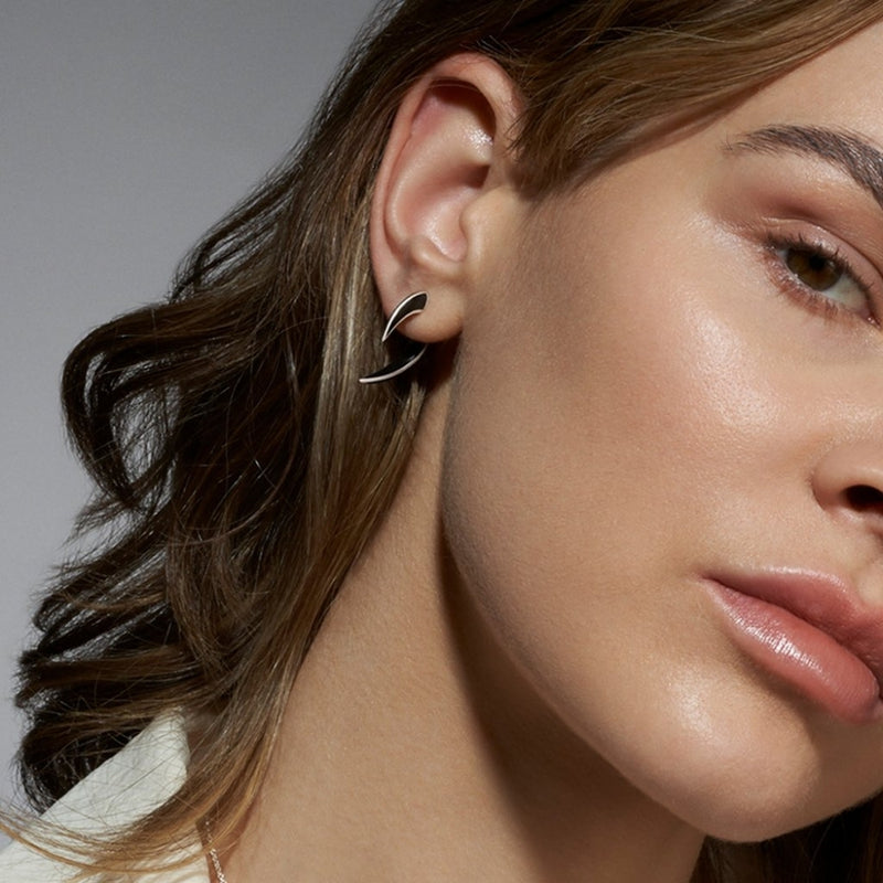 shaun-leane-sabre-deco-talon-earrings-silver-black-sa075-ssbkeos