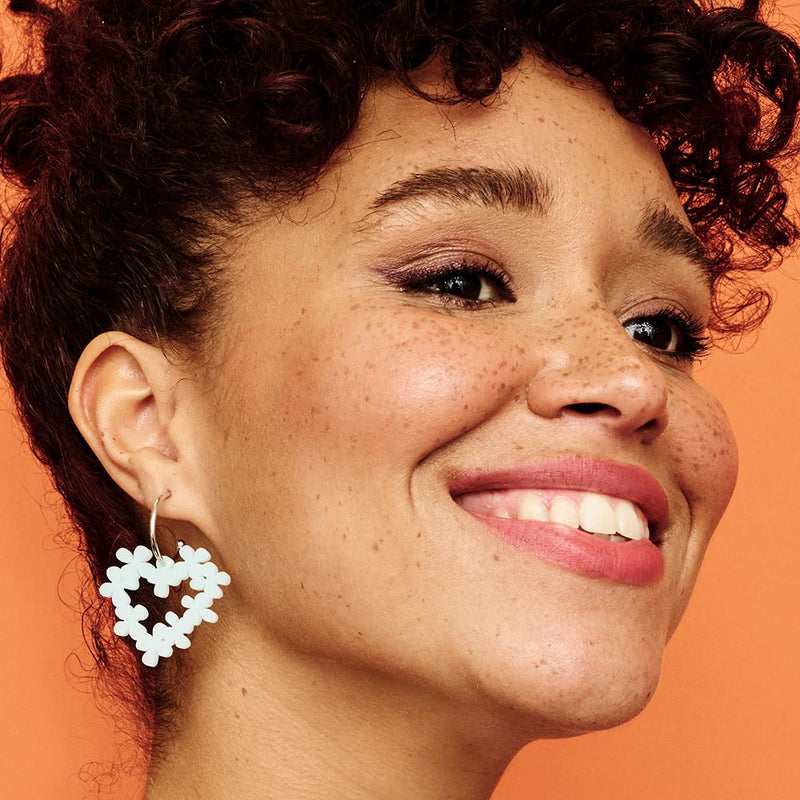 Mini Hearts In Flowers Earrings - Gold/White Pearl - 23EMHIFwpgv