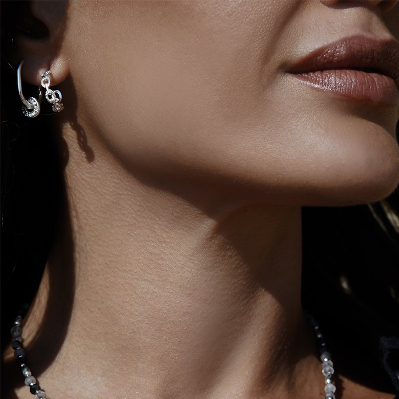 Figaro Chain Huggie Hoop Earrings - Silver - SEH3470