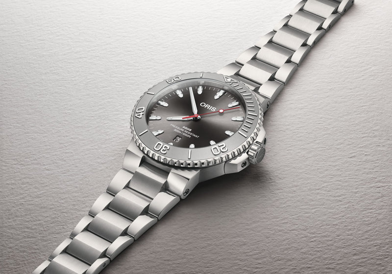 Aquis Date Relief Watch, Grey