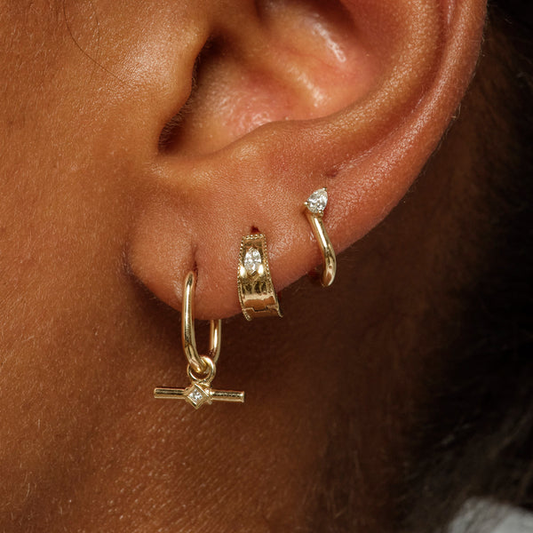 Oval Clicker Hoop & Diamond T-Bar Plaque - Gold - OV-MED-TBAR-WDIA