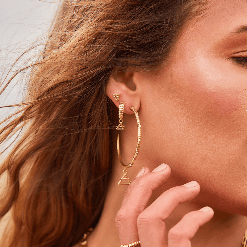 chlobo-air-stud-earrings-gold-gest3131