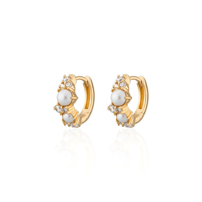 scream-pretty-hannah-martin-pearl-huggie-earrings-gold-spg-404