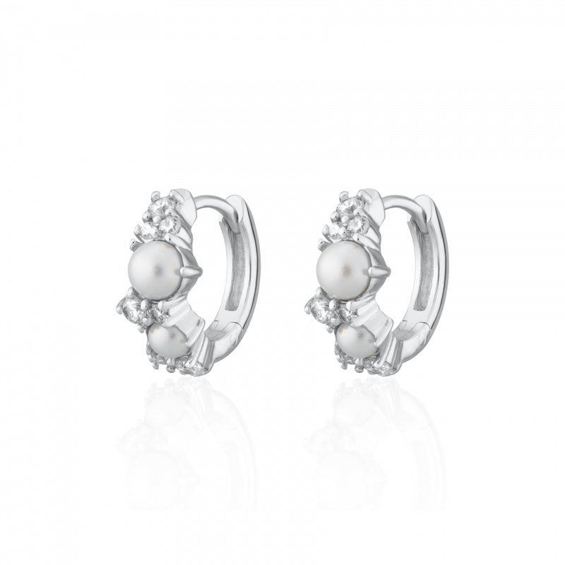 scream-pretty-hannah-martin-pearl-huggie-earrings-silver-sps-404