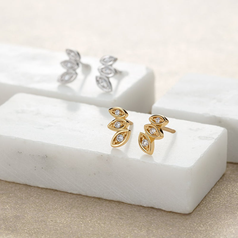scream-pretty-sparkling-three-petal-stud-earrings-gold-spesgs126