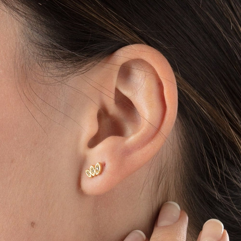 scream-pretty-sparkling-three-petal-stud-earrings-gold-spesgs126