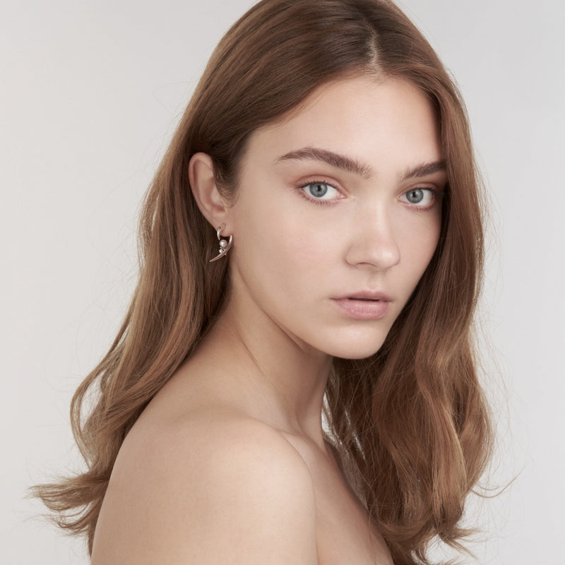 shaun-leane-cherry-blossom-pearl-hook-earrings-silver-cb051-ssnaeos