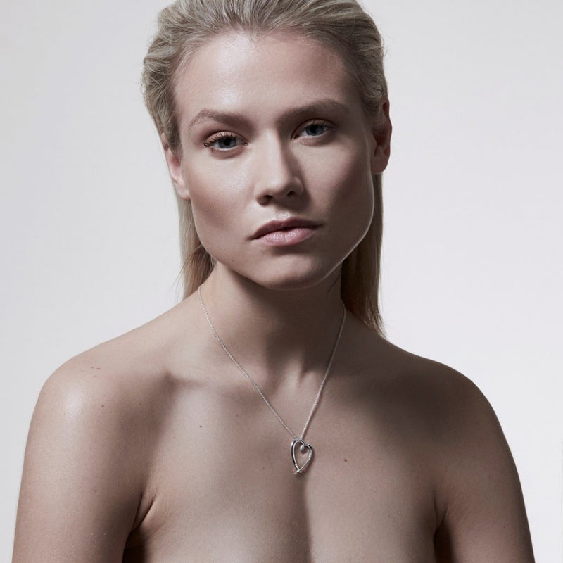 shaun-leane-diamond-hooked-heart-pendant-silver-sa063-sswhnos