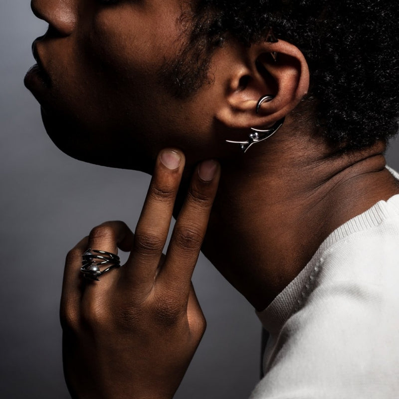 shaun-leane-hooked-black-pearl-earrings-large-cb052-brbkeos