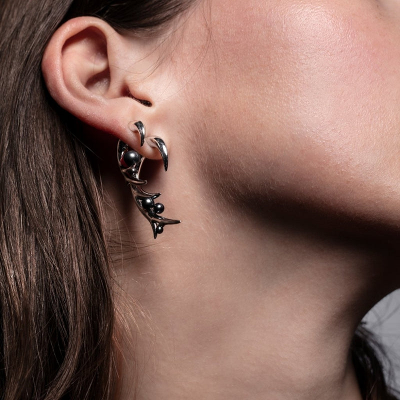 shaun-leane-hooked-black-pearl-large-silver-earrings-cb052-ssbkeos