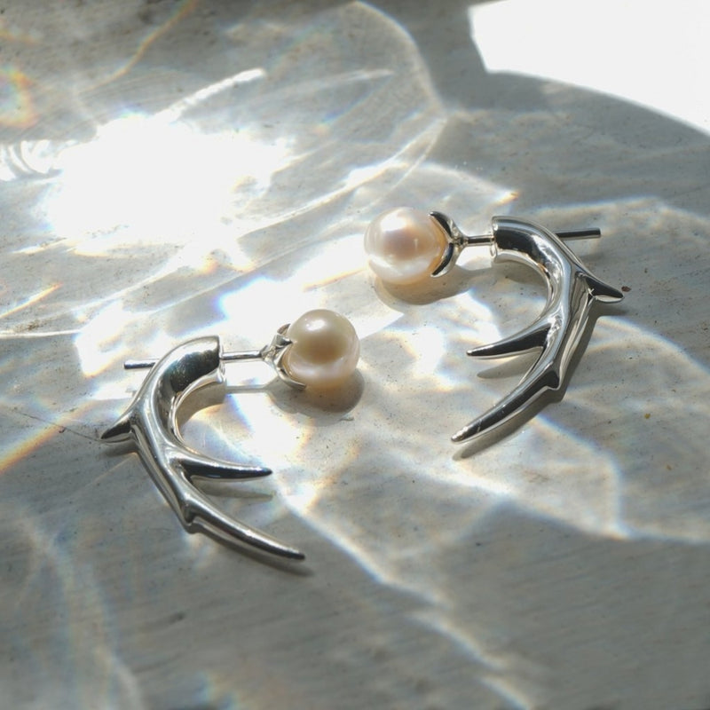 shaun-leane-hooked-pearl-talon-earrings-silver-cb040-ssnaeos