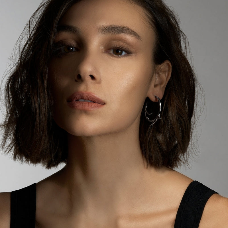 shaun-leane-rose-thorn-hoop-earrings-black-rhodium-rt025-brnaeos