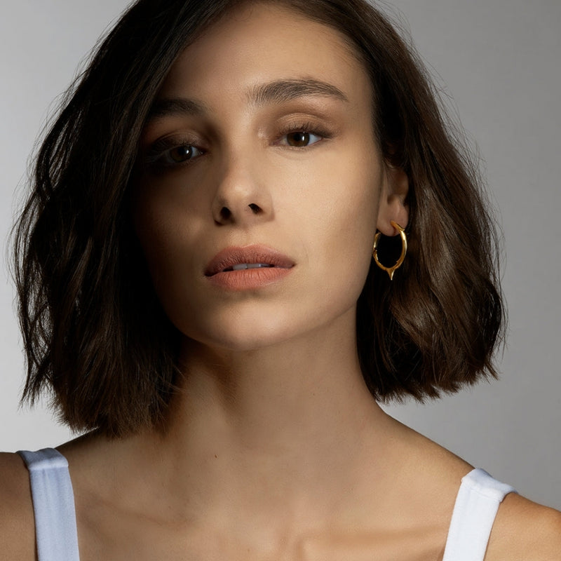 shaun-leane-rose-thorn-medium-hoop-earrings-gold-rt024-yvnaeos