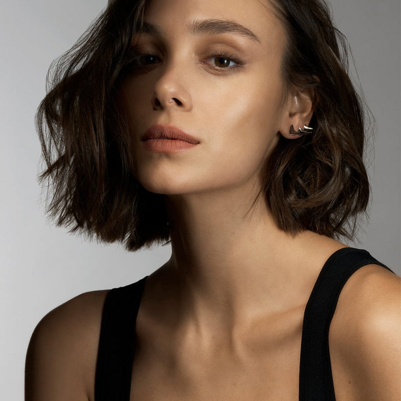 shaun-leane-rose-thorn-swerve-earrings-black-rhodium-rt021-brnaeos