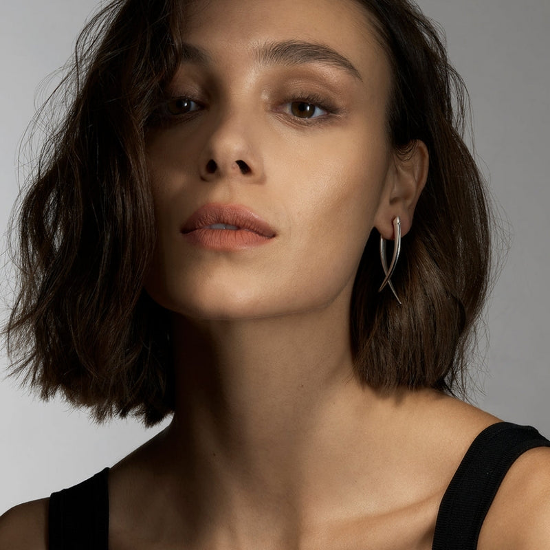 shaun-leane-sabre-crossover-earrings-silver-sa025-ssnaeos