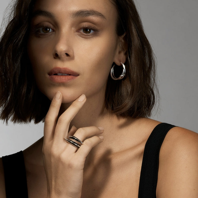 shaun-leane-sabre-deco-twist-hoop-earrings-silver-sa074-ssnaeos