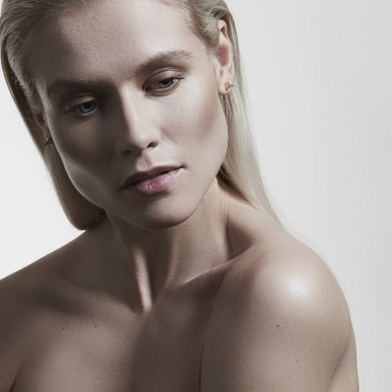 shaun-leane-small-rose-thorn-earrings-gold-rt010-yvnaeos