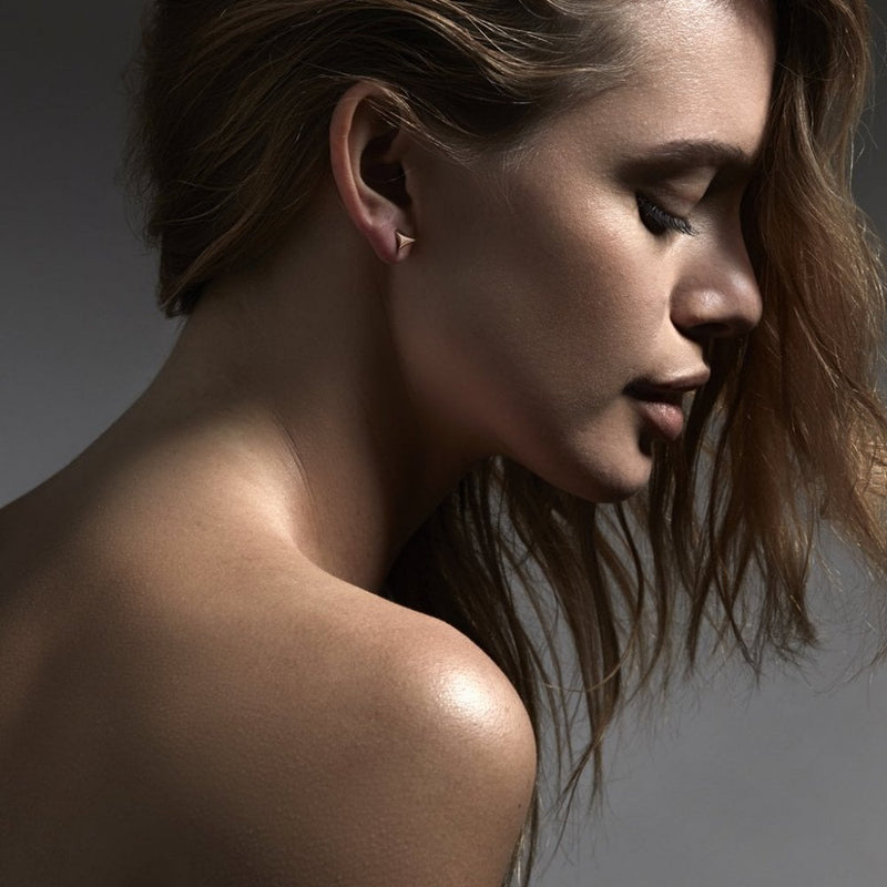 shaun-leane-small-rose-thorn-earrings-rose-gold-rt010-rvnaeos